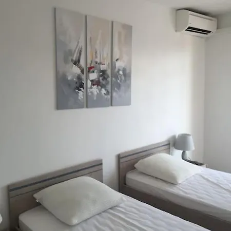 T3 Classe 3 * Vue Parking 100 M Plage/ville * Le Lavandou